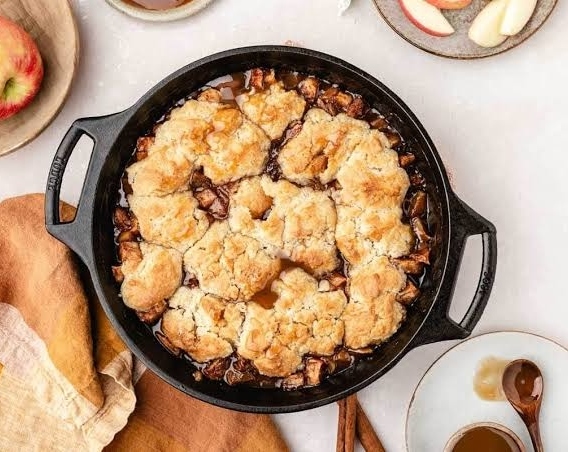 Viral 15 Minute Skillet Caramel Apple Cobbler Hack top view