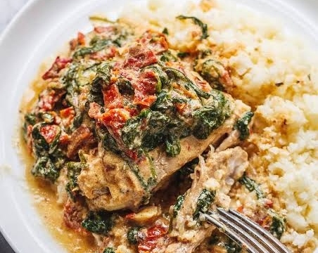 Viral Creamy Tuscan Garlic Crockpot Chicken top view